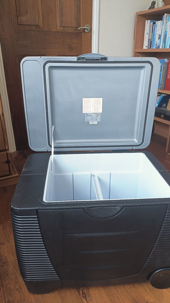 Electriq 45l Portable Coolbox with Wheels in Black (never been used) 