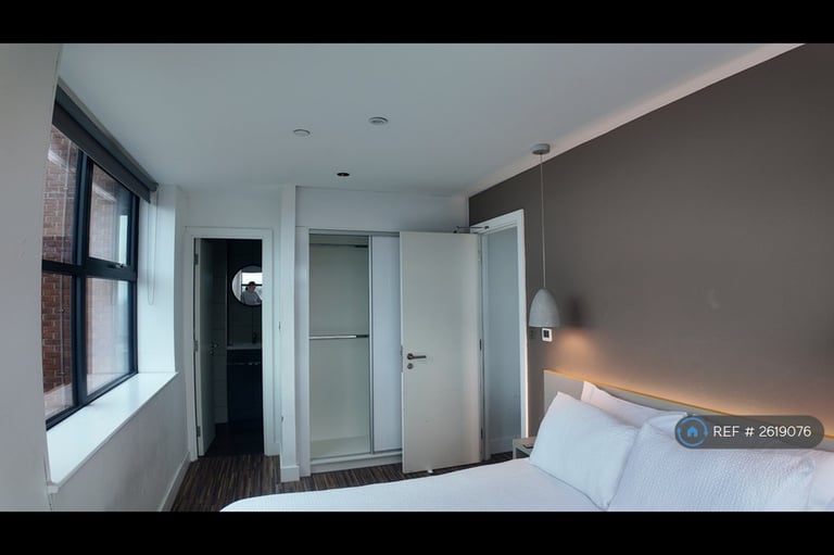 3 bedroom flat in West Point, Manchester, M16 (3 bed) (#2619076)