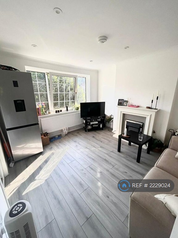 2 bedroom flat in Croft Close, Chislehurst, BR7 (2 bed) (#2229024)