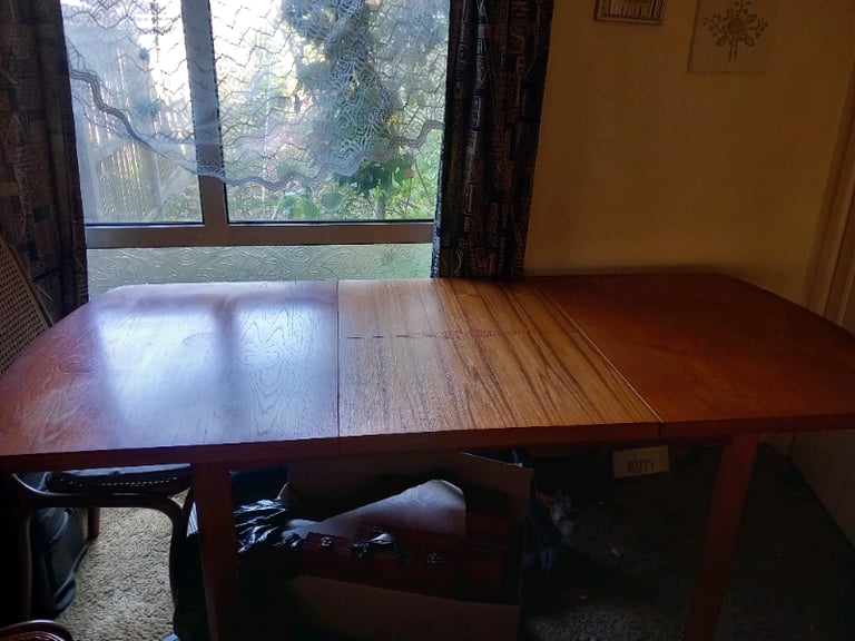 Dinning room table and chairs in mahogany 