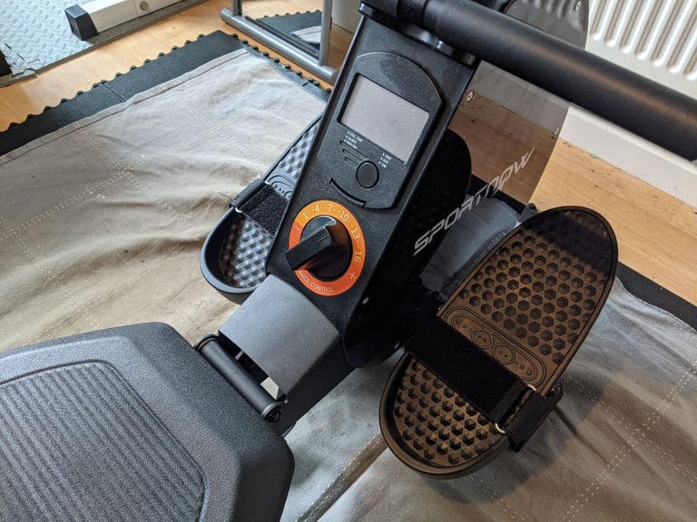 Magnetic rowing machine 