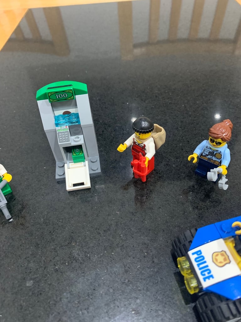 Lego City 60136 Starter Set includes 4 Lego Mini Figures