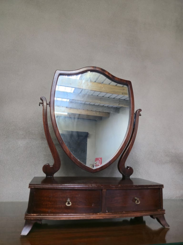 An early 20th century mahogany dressing table or toilet mirror