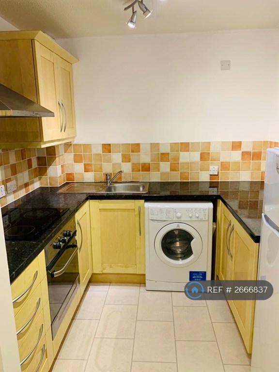 2 bedroom flat in Greys Court, Reading, RG1 (2 bed) (#2666837)