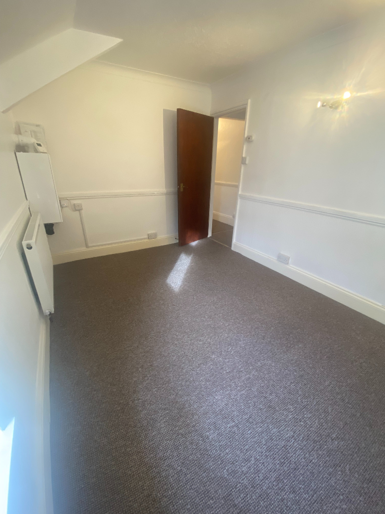 Self Contained - South Facing - One Bedroom Flat
