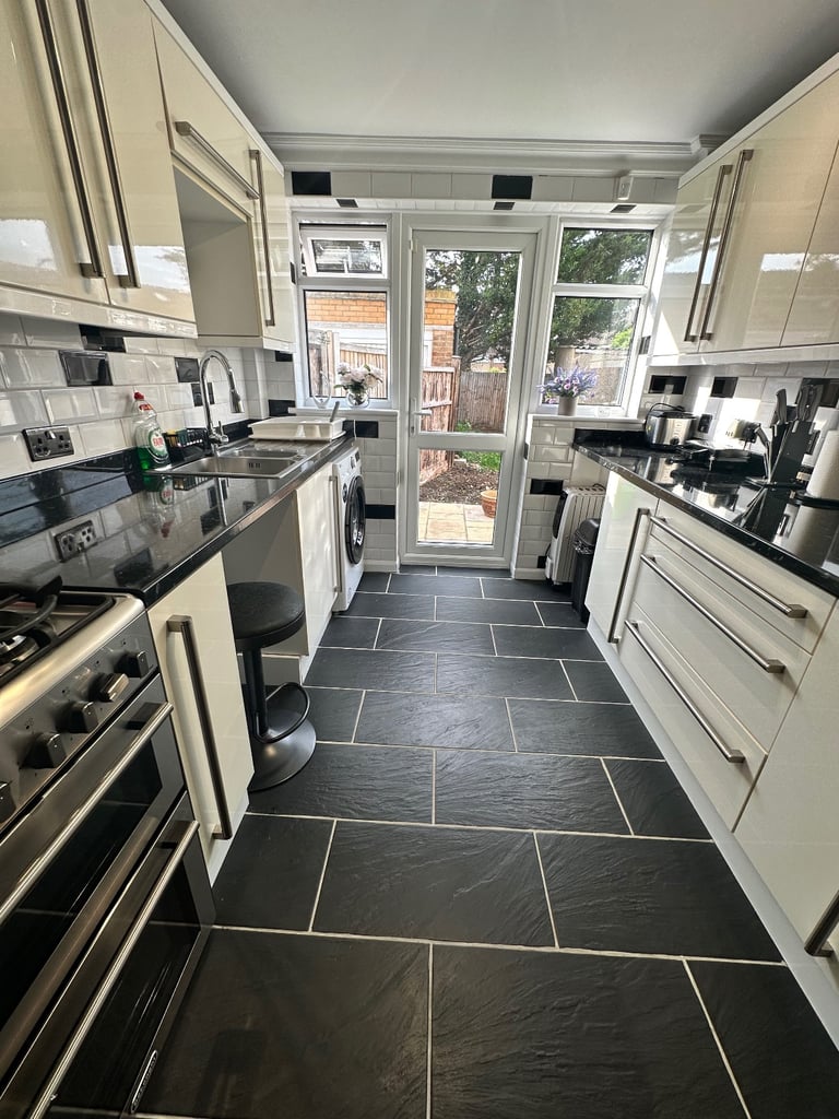 (Bills Included) Spacious Double Room to Rent in Hornchurch 