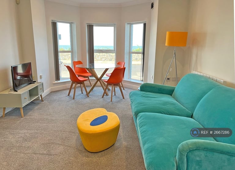 2 bedroom flat in Royal Esplanade, Margate, CT9 (2 bed) (#2667286)