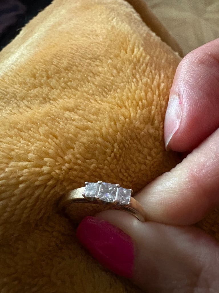 9ct gold .50!carat of diamond ring 