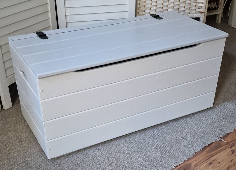 UPCYCLED SOLID PINE STORAGE BOX (please read ad description)