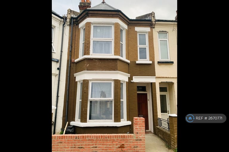 2 bedroom flat in Balmoral Road, Gillingham, ME7 (2 bed) (#2670771)
