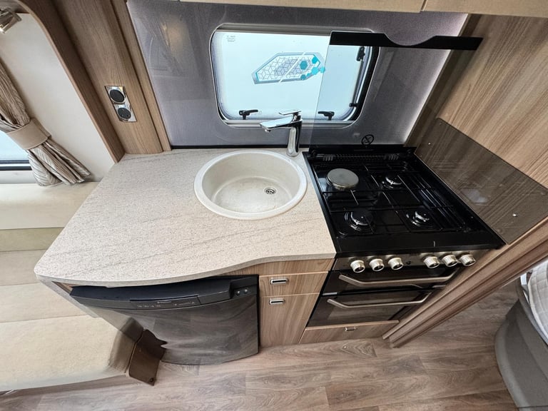 SWIFT CHALLENGER EVOLUTION 580 2016 MODEL 4 BERTH ISLAND BED TOURING CARAVAN