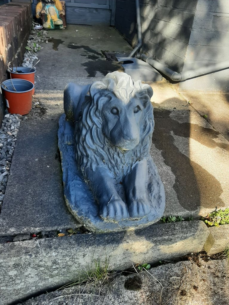 image for Heavy concretre lion 