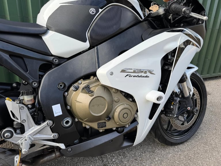 Honda CBR1000RR Fireblade 2008 White and Black 12k Miles Very Clean Bike 