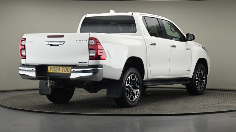 2024 Toyota Hilux 2.8 D-4D Invincible Pickup Double Cab 4dr Diesel Auto 4WD Euro 6 (s/s) (204 Pic...