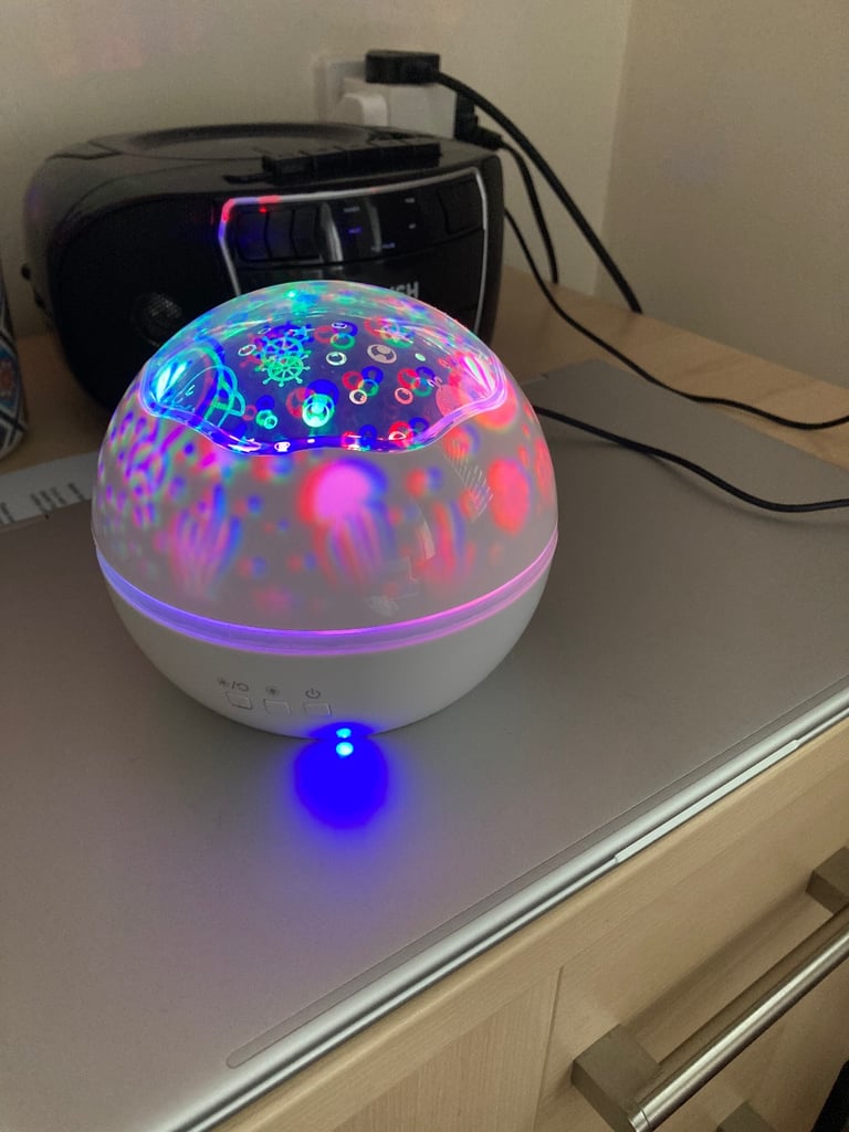 Baby night light which spins and lights up shapes on ceiling in different colours