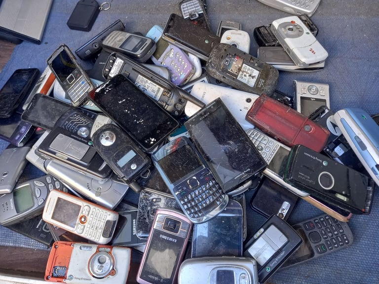 wholesale job lot 85 old phone ready to go or scrap gold recovery