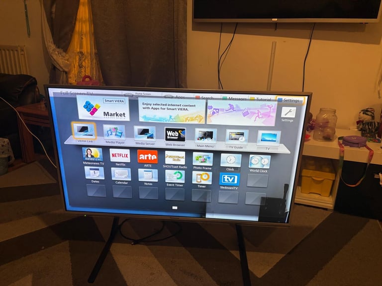Panasonic 42”LED freeview tv for sale with remote.