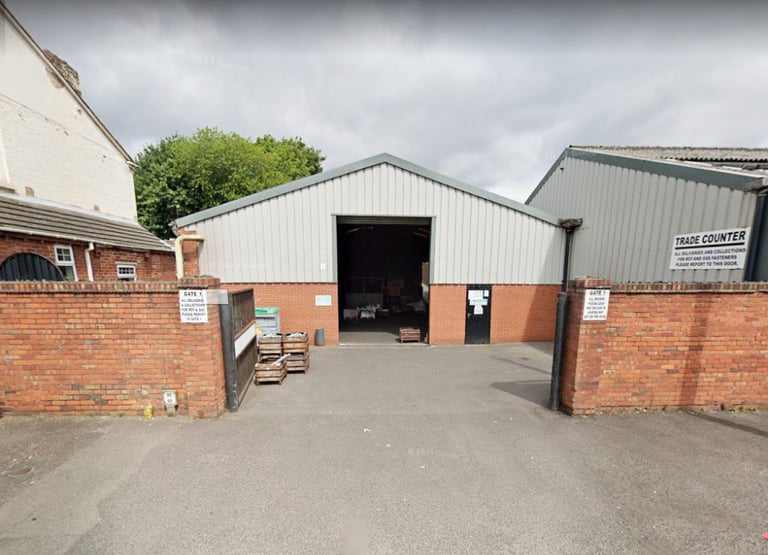 Beautiful 2,200 SQFT Industrial Warehouse Unit + Yard Now Available TO-LET in Tipton!!