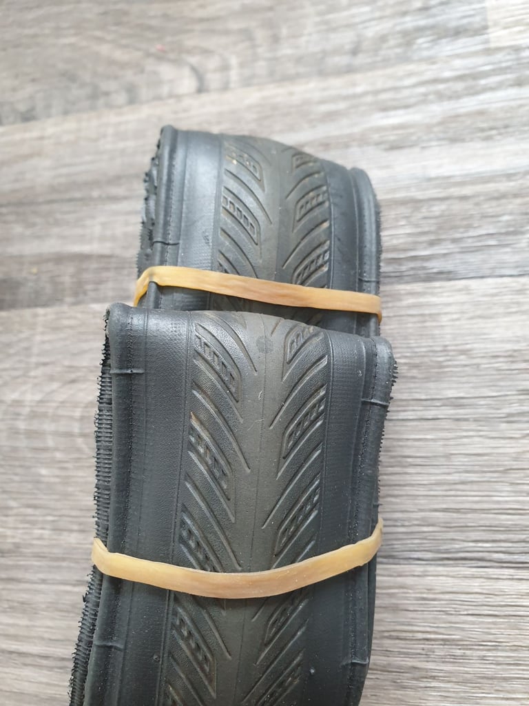 700 x 25 mm road bike tyre Specialized Armadillo Elite All condition. 700c tyre