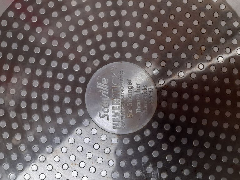 Large cooking pan with lid