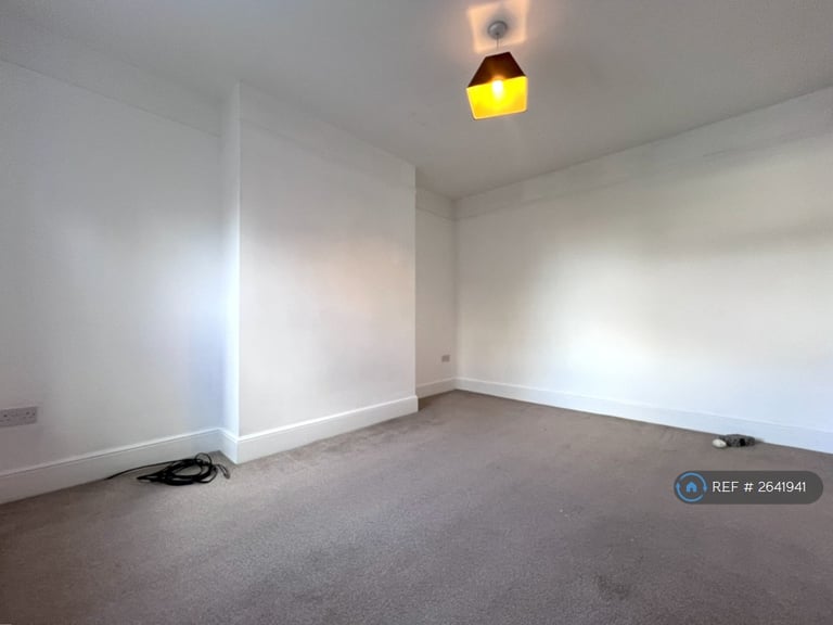 2 bedroom flat in Grange Road, Bishop's Stortford, CM23 (2 bed) (#2641941)