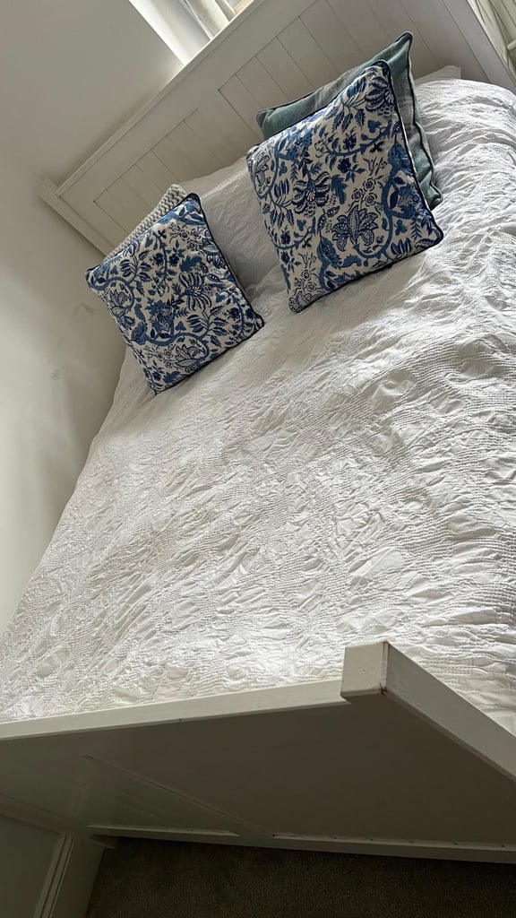 Laura Ashley oak hardwood king-size bed frame — elegant & easy to assemble (Bristol)