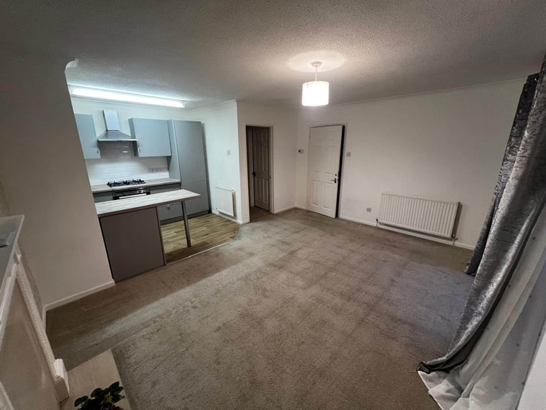 2 bed flat to let, immediately 