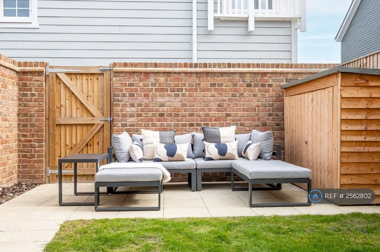 3 bedroom house in Green Park Village, Reading, RG2 (3 bed) (#2562802)