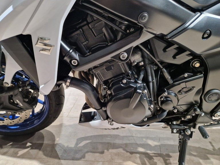 SUZUKI GSXS 750 IN WHITE