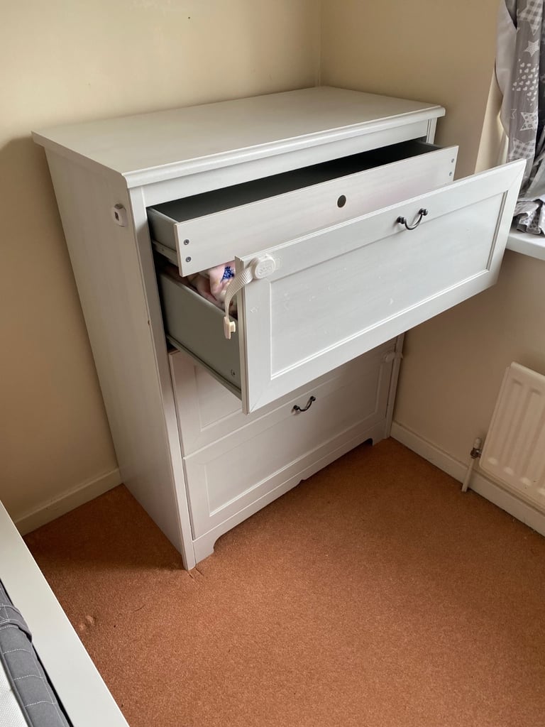 Set of white bedroom drawers