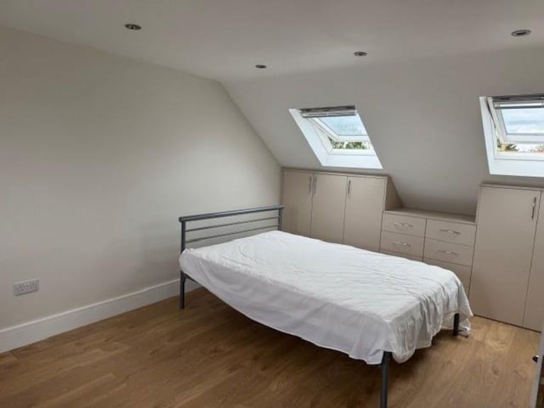 Loft Studio available to rent in Harrow - Warham Rd.