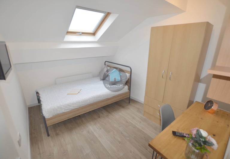 ONE BEDROOM AVAILABLE TO RENT IN A STUDENT HOUSE SHARE IN HEATON - £91PPPW