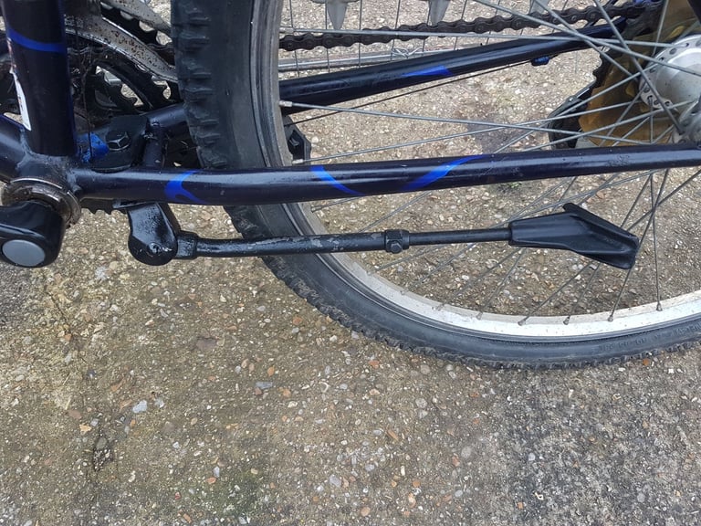 Diamondback Outlook (black/blue) 26 inch wheel adults bike,Shimano gears,gel saddle,stand rack