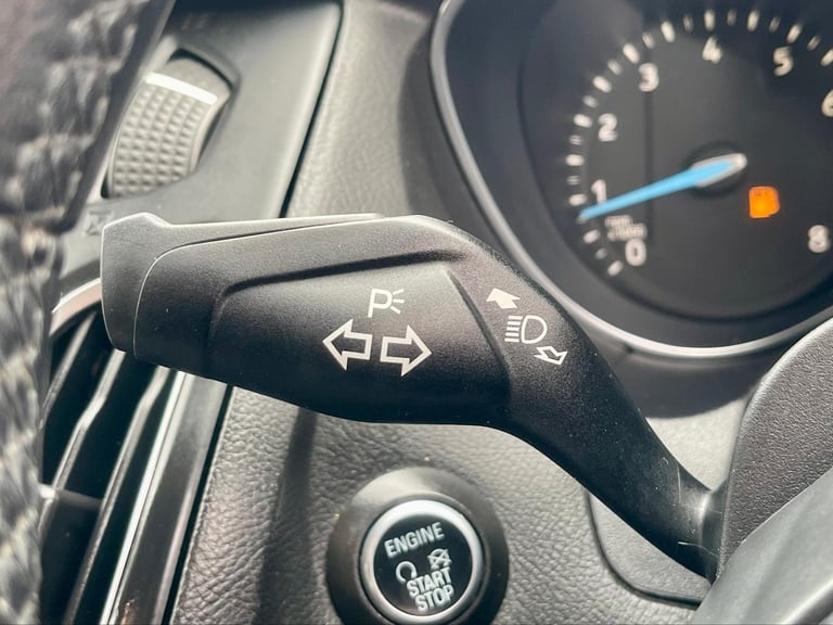 Ford Focus 1.6 Ti-VCT 125 TITANIUM POWERSHIFT AUTO