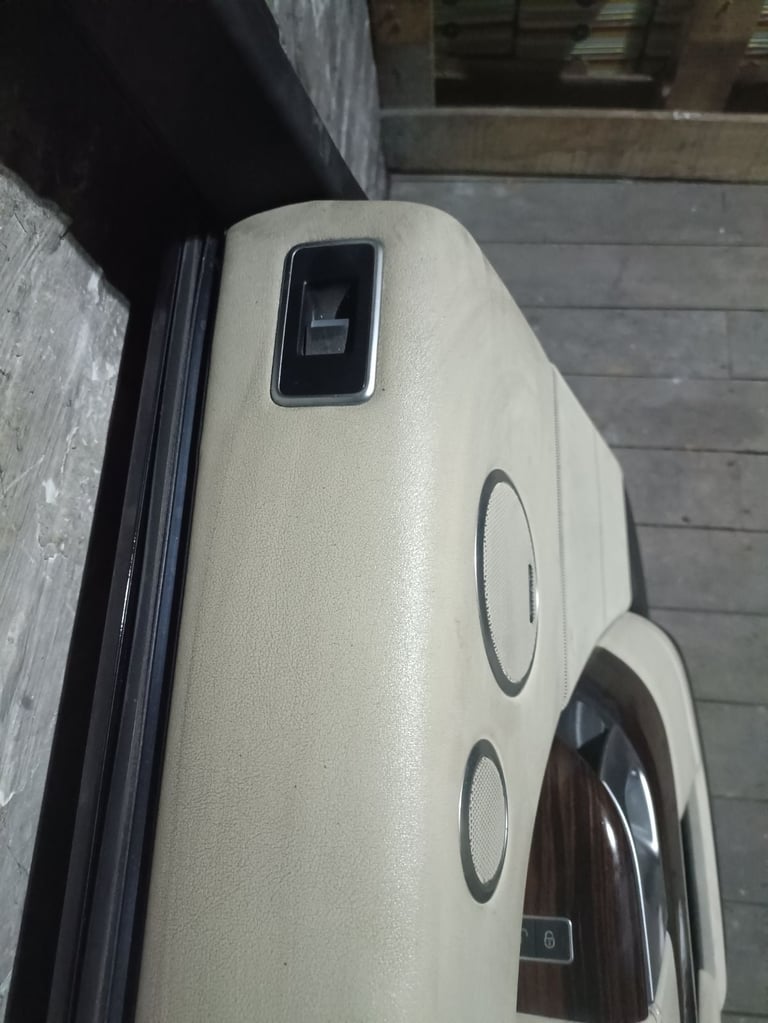 Range Rover Evoque SDV8 Rear Left Door Complete – Trim, Switches, Interior Panel