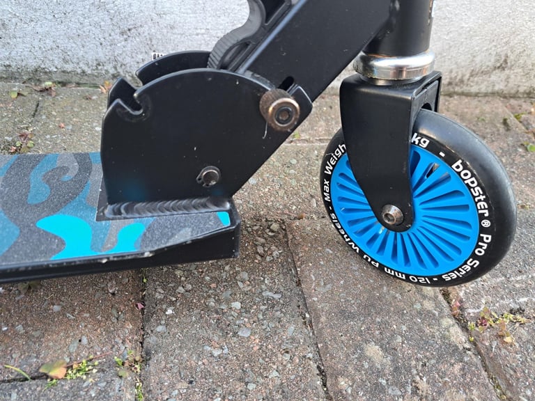 Bopster 2 Wheeled Folding Scooter - adjustable height handlebar.