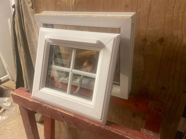 H 36.5 x W 47 cm - BEAUTIFUL SMALL GEORGIAN UPVC DOUBLE GLAZED WINDOW - CLEAR THERMAL (REF: SJ462)