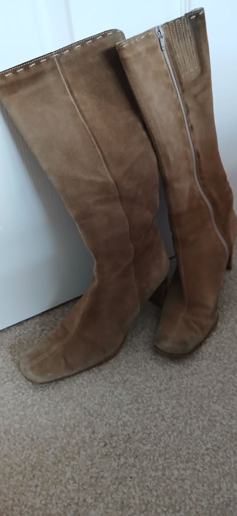 Ladies suede boots