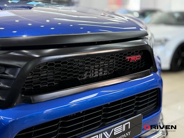 HUGE SPEC! TOYOTA HILUX INVINCIBLE 2.4 D-4D 4WD AUTO + NO VAT + FREE DELIVERY!