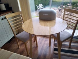 Round kitchen table and 2 chairs VGC