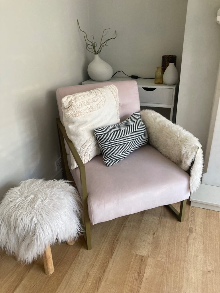 image for REDUCED MORDERN CHAIR 