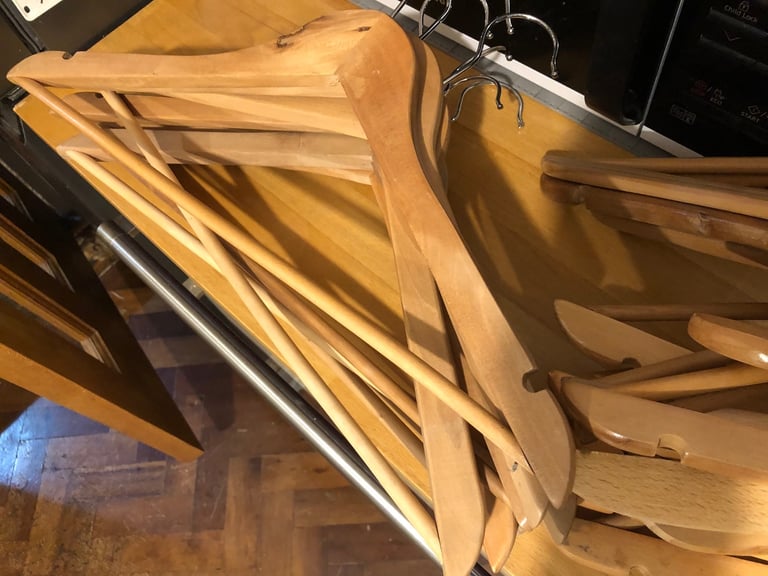 20 wooden Hangers