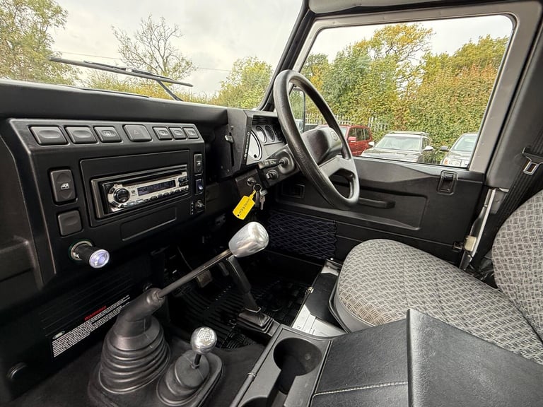 2005 Land Rover Defender 90 2.5 TD5 County Station Wagon 3dr (6 Seats) ESTATE Diesel Manual