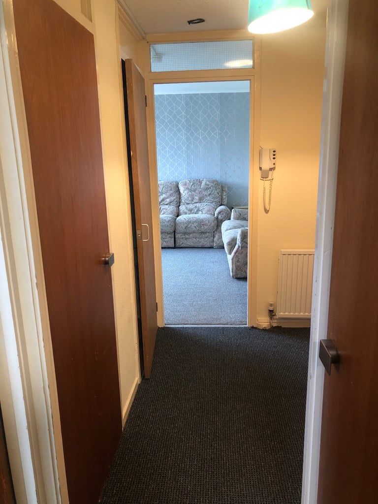 LOVELY ONE BEDROOM FURNISHED FLAT IN DALMUIR 