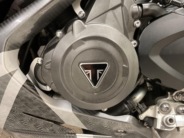 TRIUMPH DAYTONA MOTO2 765