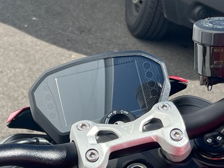 2025 Triumph Street Triple 765 RS PREMIUM COLOUR Petrol red 6 Speed