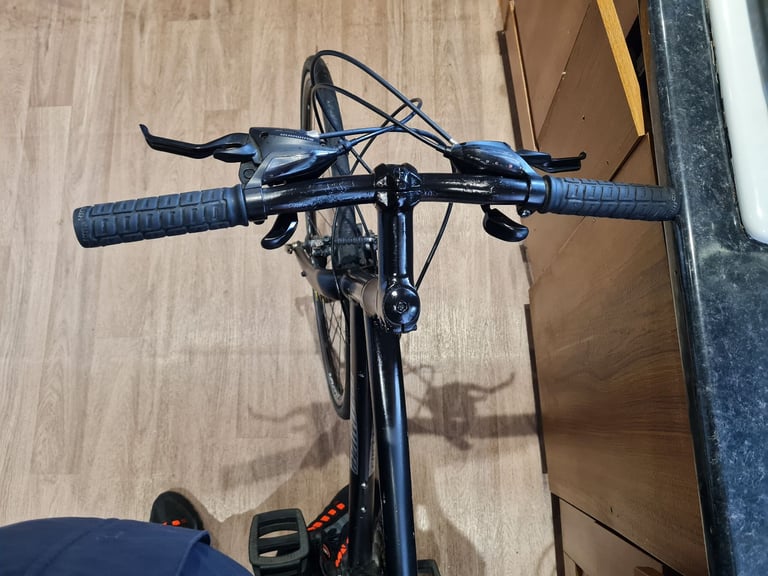 SPECIALIZED SIRRUS HYBRID BIKE GREAT CONDITION FOR SALE 