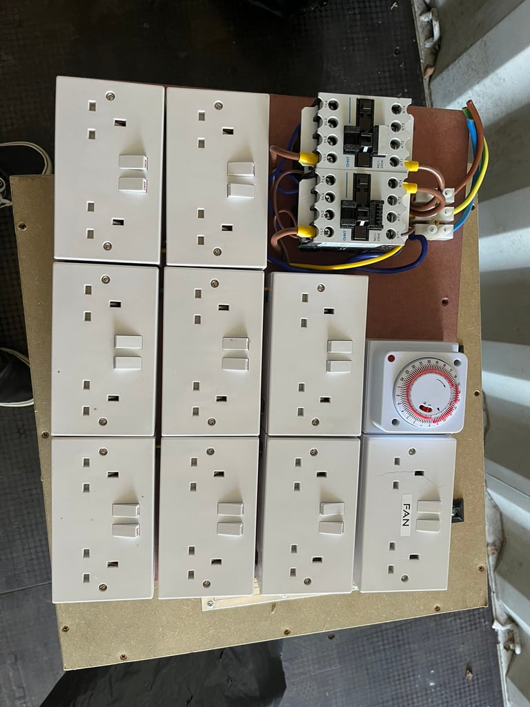 Sockets board with strong contacts/timer
