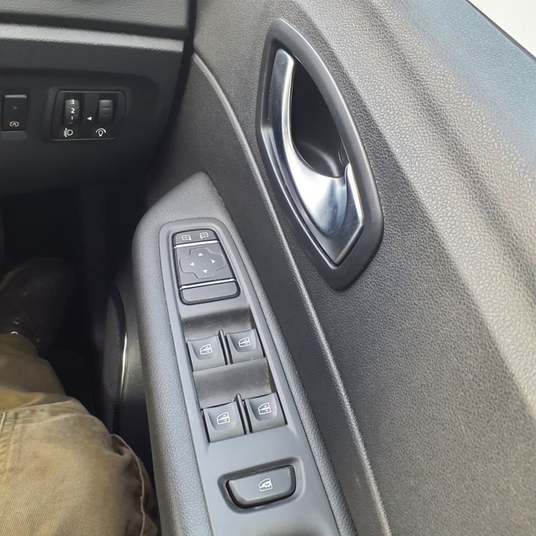 2018 68 RENAULT CAPTUR 0.9 TCE ENERGY ICONIC SUV 5DR PETROL MANUAL EURO 6 (S/S) 