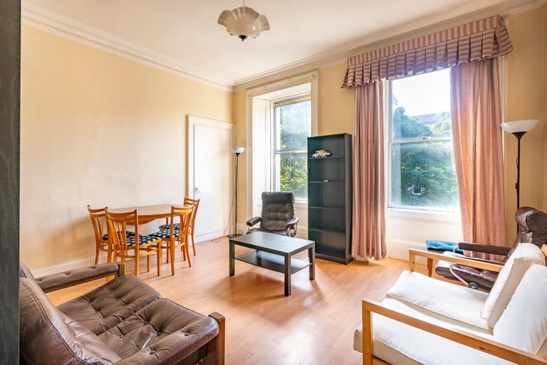 Fantastic, 2 bedroom, 2nd floor flat near the Meadows – available November